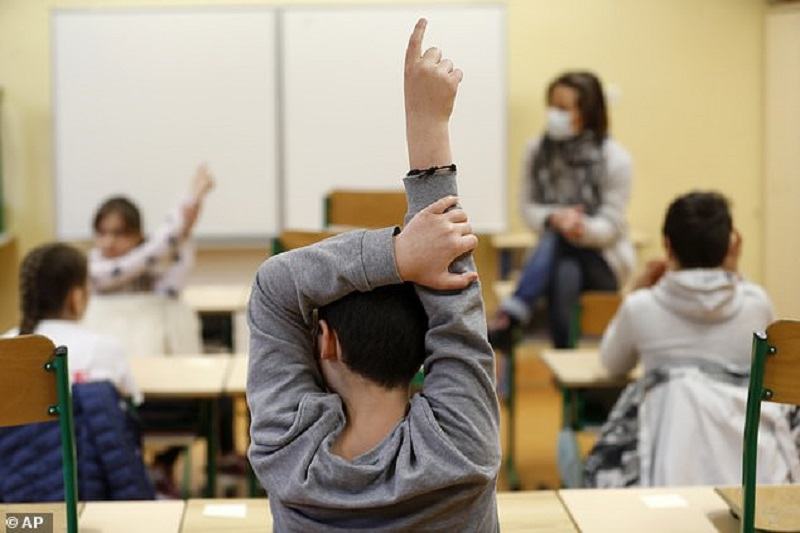 Opt scoli din Franta, inchise din nou dupa ce un elev a fost depistat cu coronavirus